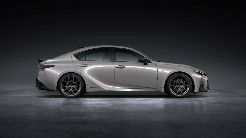 Φρεσκάρισμα μέσα και έξω για το Lexus IS 